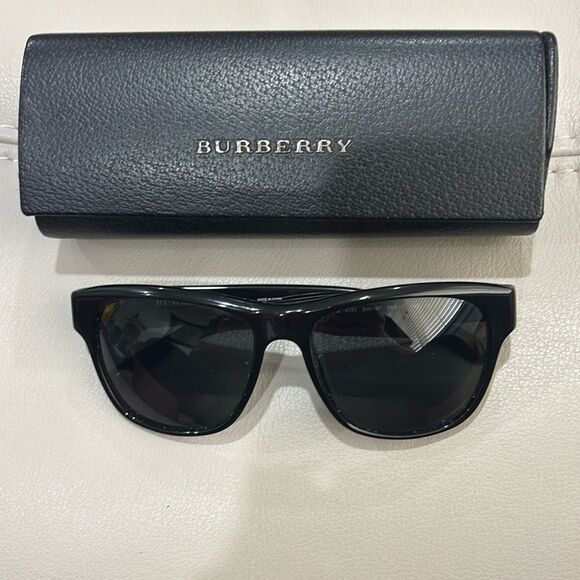 Burberry B4131 3001/87 56mm Black
Novacheck Sunglasses - Picture 1 of 5